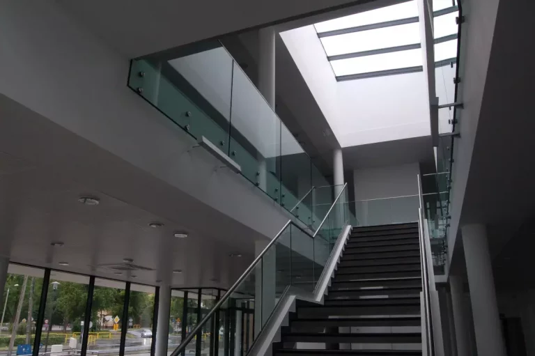 Nowoczesne zabudowy i przegrody – funkcjonalny podział przestrzeni w stylu loftowym i biurowym