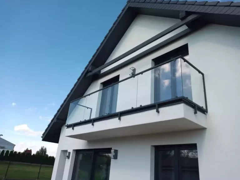 Balustrady wewnętrzne na schody – jak dobrać bezpieczną konstrukcję dla dzieci i dorosłych?