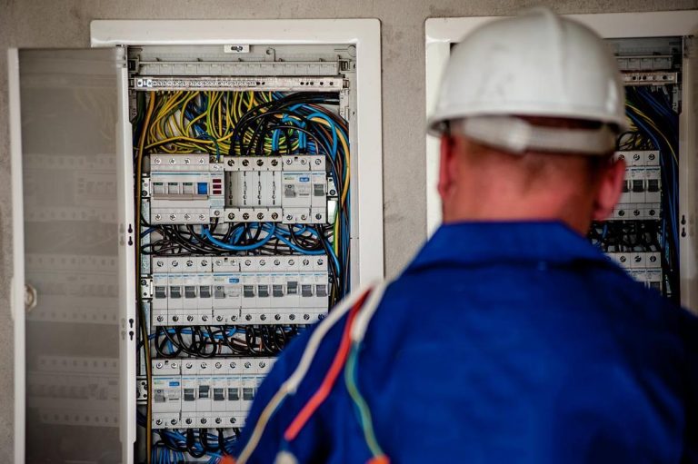 Nowoczesne instalacje elektryczne – jak zaprojektować i wykonać bezpieczną sieć w budynku?