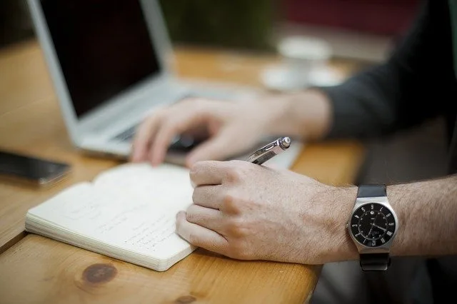 Przebranżowienie i reskilling: Jak bezpiecznie i skutecznie zmienić ścieżkę kariery